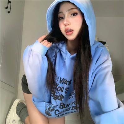 给小酒馆女子喝高杯酒